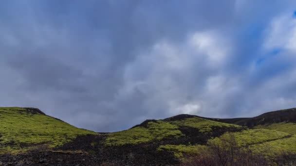 Molnlandskap tid förfaller under vulkan krater med ljusa gröna — Stockvideo