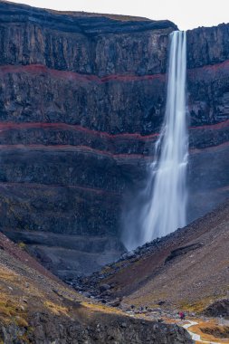 Hengifoss şelalesi, kayalarda kırmızı çizgiler, uzun pozlama