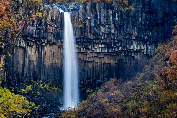 Svartifoss vízesés hosszú expozíció Izlandon turistákkal — Stock Fotó