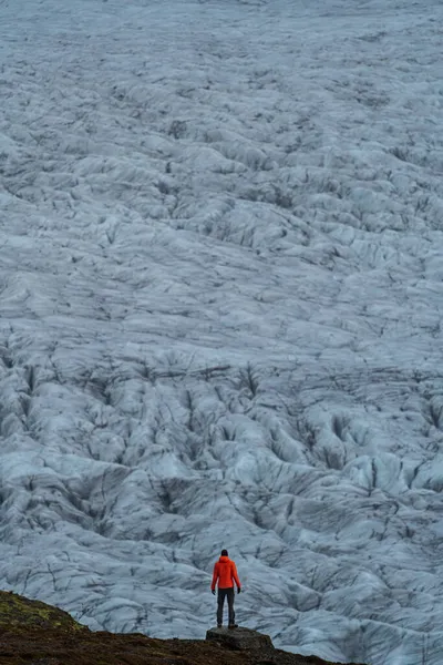 Spektakulär bakre vy av oigenkännlig turist mot glaciären — Stockfoto