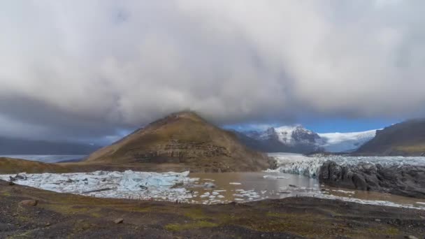 Захватывающий ледник с озером, айсбергами и туристами — стоковое видео