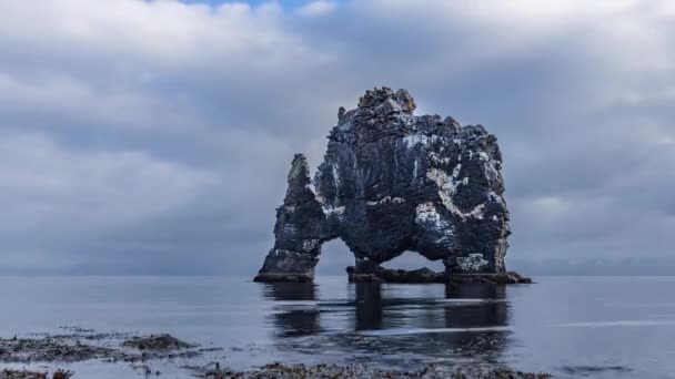 Hvitserkur icónica roca en iceland time lapse — Vídeo de stock