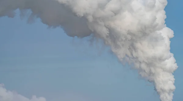 Smoke column over blue sky, long shot — Stock Photo, Image