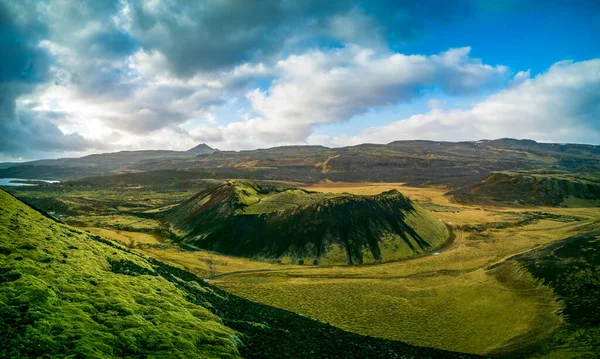 Vulkan perfekter Kraterblick unter wolkenverhangenem Himmel — Stockfoto