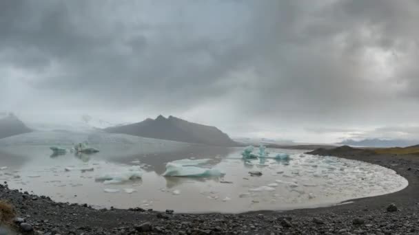 冰川和湖水在雨和云雾中消逝 — 图库视频影像