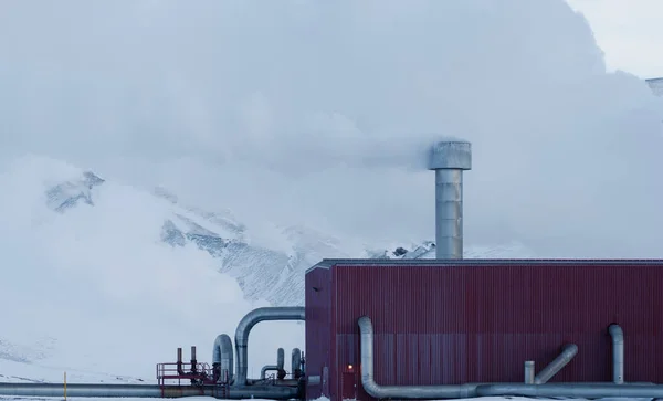 Temiz beyaz duman ve boruları olan jeotermik santral — Stok fotoğraf