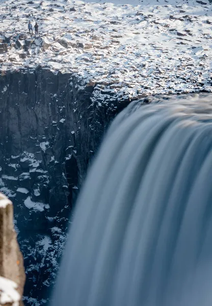 Деттифосс с туристами, длительное воздействие шелковой воды — стоковое фото