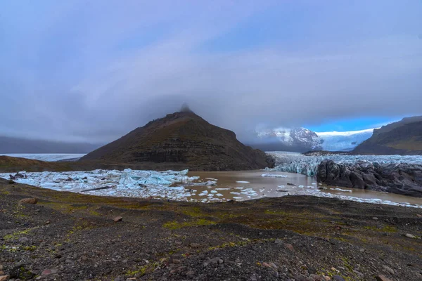 Longa exposição da língua glaciar termina com icebergs — Fotografia de Stock