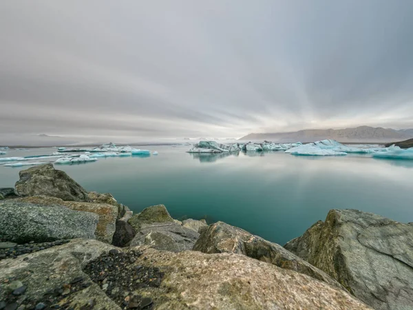 氷のラグーンの長時間露光、ヨークサルロンの曇りの日 — ストック写真