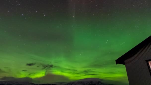 Aurora boreal luces y casa en Islandia — Vídeo de stock