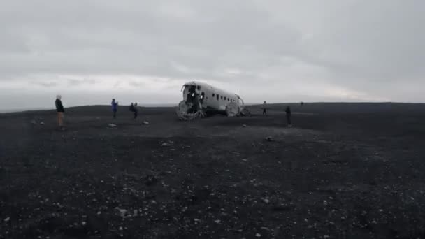 Rond wrak van en vliegtuig in IJsland — Stockvideo