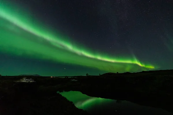 Aurora borealis fények tükröződnek a tó felett — Stock Fotó