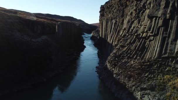 Voando pelo Studlagil Canyon — Vídeo de Stock