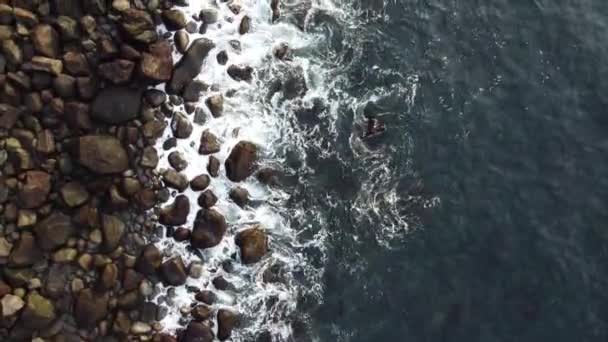 Enormes piedras redondas en la orilla del océano — Vídeos de Stock