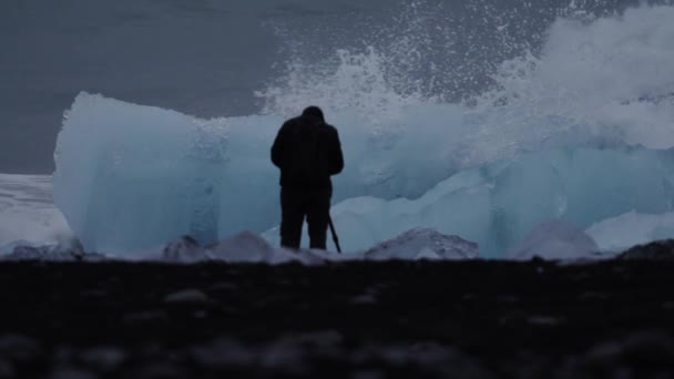 Fotograf sylwetka robi zdjęcia do gór lodowych w bardzo zwolnionym tempie — Wideo stockowe