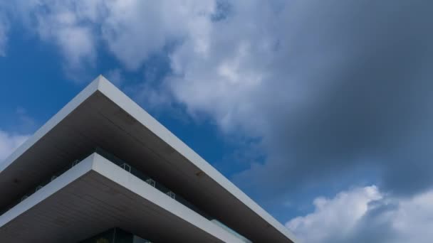 Bulutların altındaki modern binanın köşesinde. — Stok video