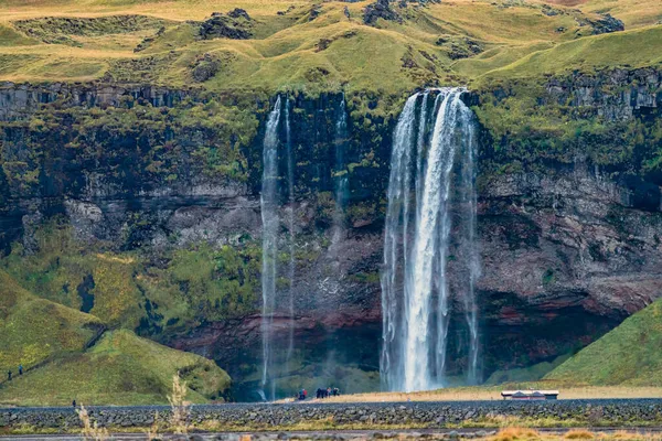 从远处看冰岛的Seljalandfoss瀑布 — 图库照片