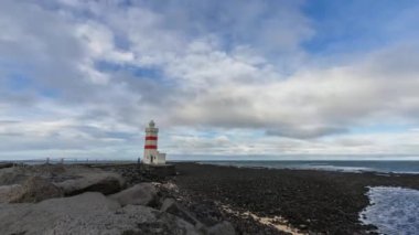 Deniz feneri ve bulutlu gökyüzü geniş açılı zaman aşımı