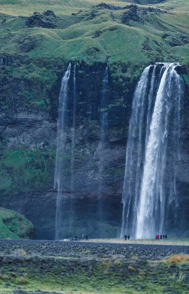 Seljalandfoss Vodopád na Islandu z dálky, vertikální složení — Stock fotografie