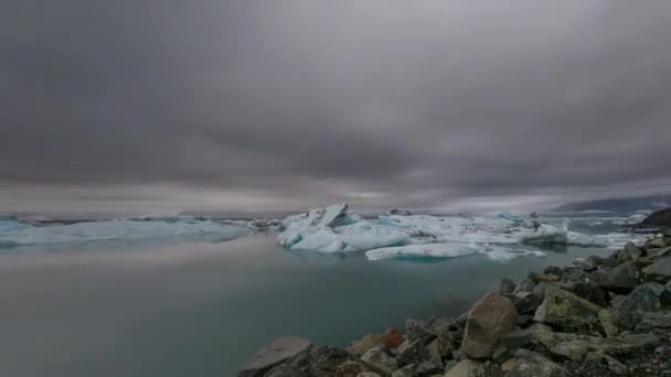 Jokulsarlon glaciär och sjö tid förfaller under regn och moln — Stockvideo