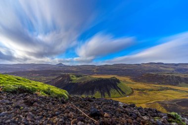 Volkan mükemmel krater üst görünümü bulutlu gökyüzünün altında uzun pozlama
