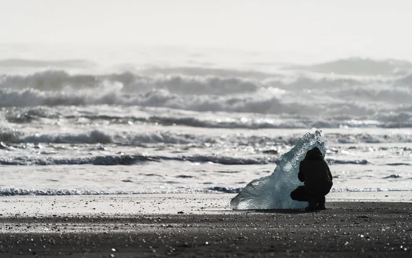 Donker toeristisch silhouet genieten van diamanten strand — Stockfoto