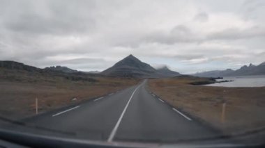 İzlanda fiyortlarından geçerek