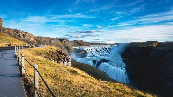 Gulfoss vattenfall och spår lång exponering, Golden Falls på Island — Stockfoto