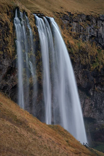冰岛的Seljalandfoss瀑布长期暴露在远足路径中 — 图库照片