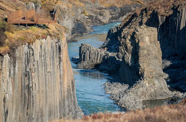 Studlagil basalte canyon point de vue long plan avec touriste flou, Islande — Photo
