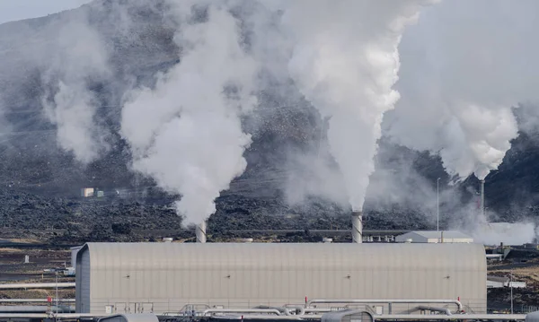 Geotermisk anlegg med røyk på Island – stockfoto