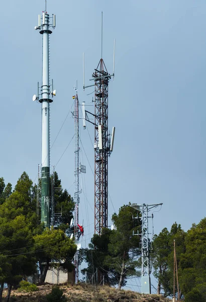 Tanımlanamayan işçi iletişim antenine tırmanıyor. — Stok fotoğraf