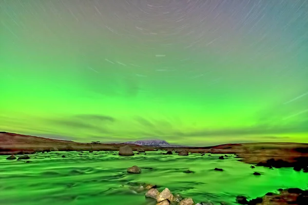 Aurora boreal luces, el río y el rastro de estrellas larga exposición —  Fotos de Stock
