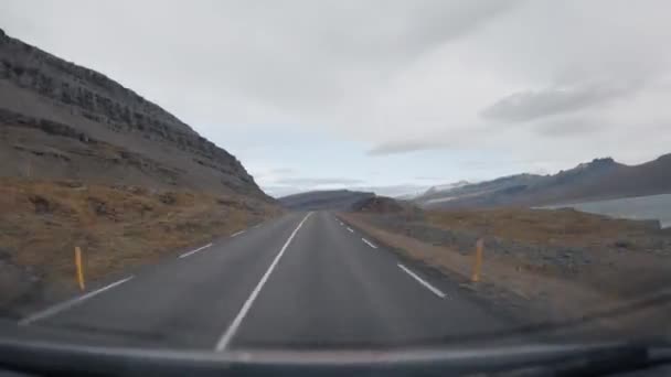 아이슬란드의 굽은 길을 운전하는 모습 — 비디오