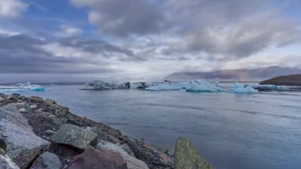 Παγόβουνα επιπλέουν στη λιμνοθάλασσα του παγετώνα Jokulsarlon timelapse — Αρχείο Βίντεο