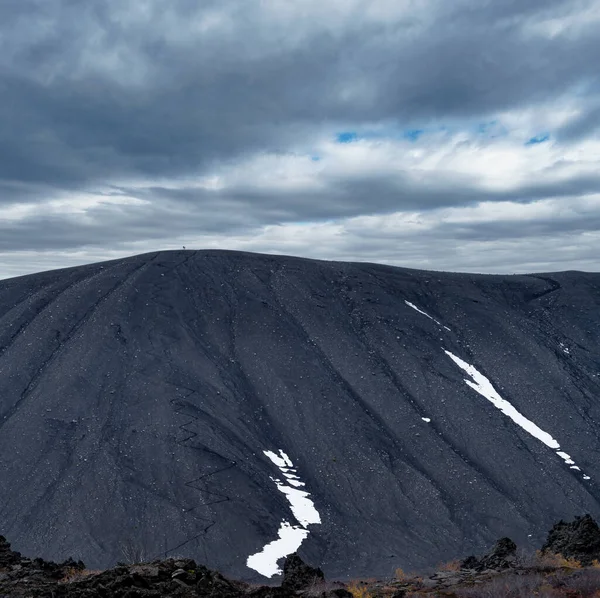 ジグザグトラックをハイキングした後、山の上のカップル — ストック写真