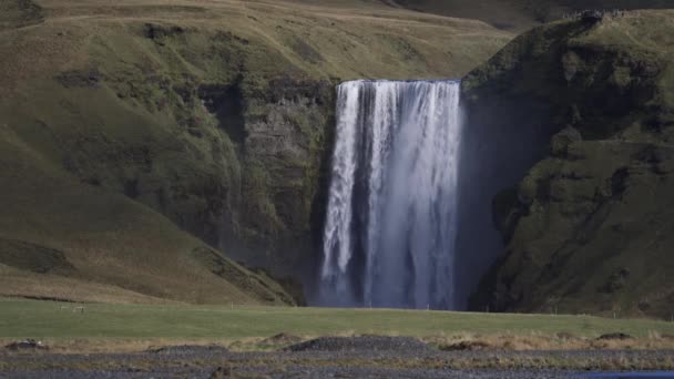 Skogafoss καταρράκτη με τουρίστες στην κορυφή άποψη, Ισλανδία — Αρχείο Βίντεο