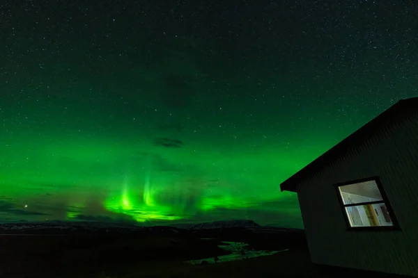 Aurora boreal luces con río y casa —  Fotos de Stock
