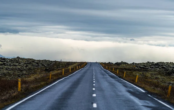 Wet Isolated straight road after the storm — Stock Photo, Image