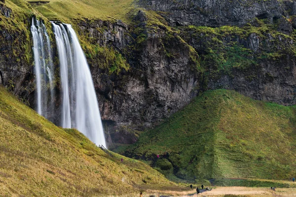 Seljalandfoss Vízesés Izlandon hosszú expozíció sok turista — Stock Fotó