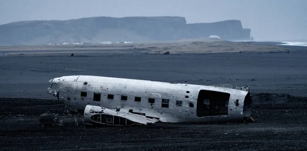 Wrak van en vliegtuig in IJsland tegen Vik landschap — Stockfoto