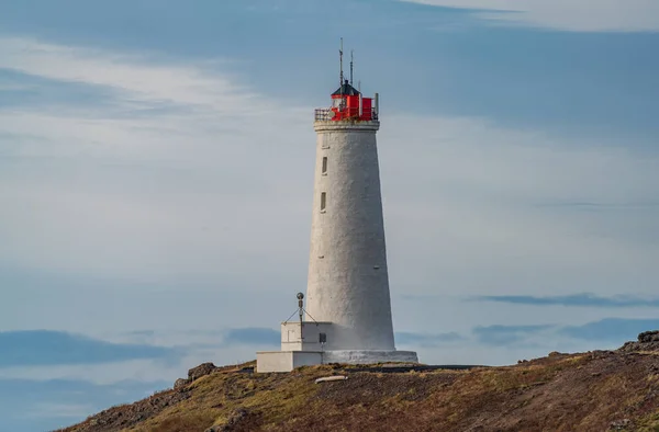 Fyren på toppen av kullen, långsökt — Stockfoto