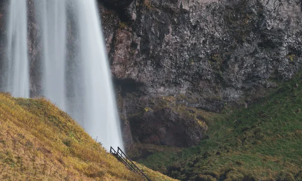 Seljalandfoss Vízesés Izlandon hosszú expozíció fából készült lépcsővel — Stock Fotó