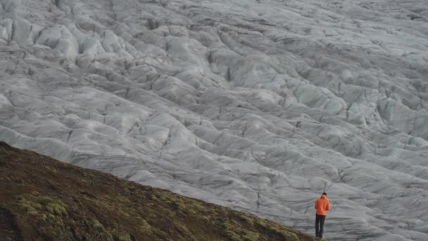 Unrecognizable tourist taking photos to huge glacier — Stockvideo