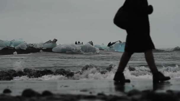 Καταπληκτικά παγόβουνα, κύματα και σκοτεινοί τουρίστες σιλουέτερ — Αρχείο Βίντεο