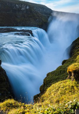 Muhteşem Gullfoss Golden Falls Şelalesi. Uzun süre yakın çekim görüntüsü.