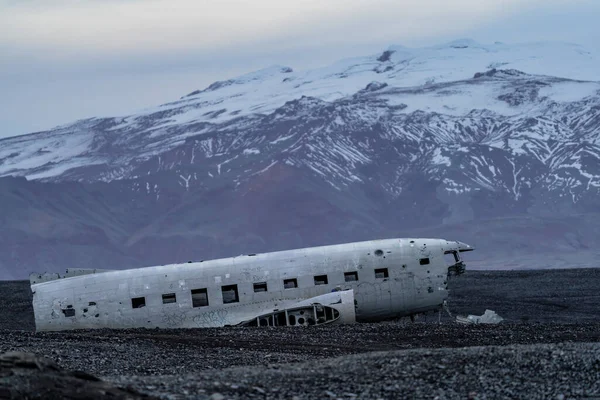 Wreck of and airplane profile against the mountains — Stock Photo, Image