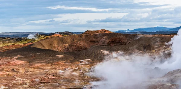 Vulkankrater och fumarolafält panoramautsikt — Stockfoto