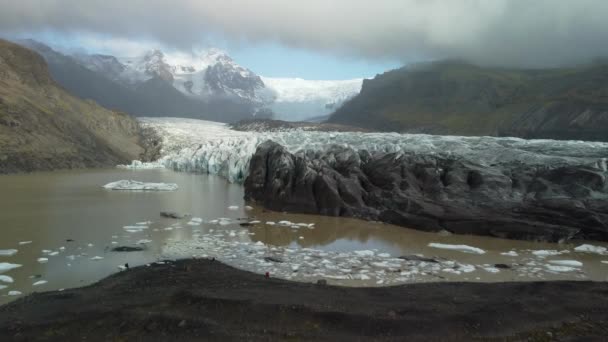 Approaching to a massive glacier tongue end — стоковое видео