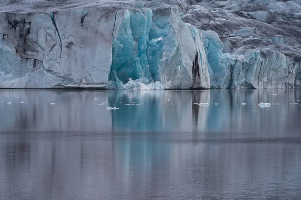 Spectacular glaciar tongue end with cracks and lake — Stock Photo, Image